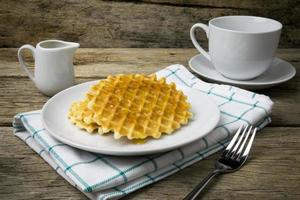 waffle con una tazza di caffè e miele foto