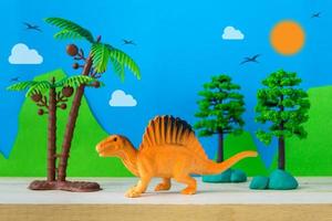 modello giocattolo spinosauro su sfondo di modelli selvaggi foto