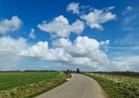 panorama di un paesaggio di un paese dell'Europa settentrionale con campi ed erba verde foto