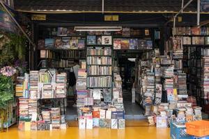 bangkok, tailandia - 19 dicembre 2021-negozio di libri retrò al mercato di chatuchak, il mercato del fine settimana di Bangkok .chatuchak o il mercato di jj è il mercato più grande della Thailandia. foto