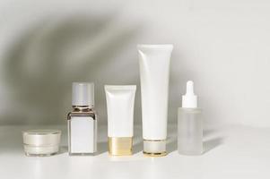bottiglia di crema idratante su sfondo bianco concetto di bellezza per studio, imballaggio e cura della pelle foto