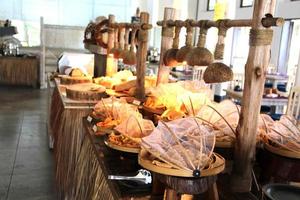 servizio di bancone bar pasticceria. pieno di pane e prodotti di pasticceria per i clienti. foto