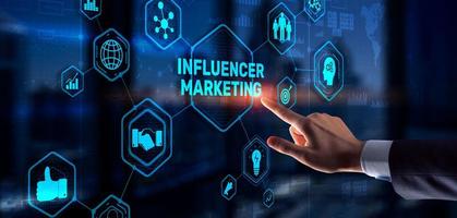 concetto di marketing dell'influencer. concetto di internet aziendale foto