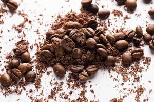 chicchi di caffè e particelle di cioccolato nero foto