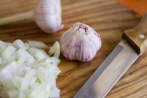 cottura di fagiolini e aglio, verdure fresche su tavola di legno foto