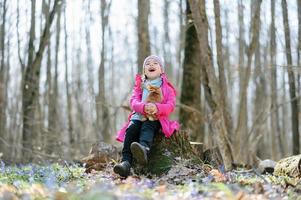 bambina con un coniglio foto