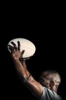 immagine composita dell'atleta che lancia la palla da rugby