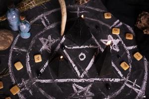 rituale di magia nera con candele e rune foto