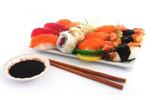 involtini di sushi giapponesi su sfondo bianco