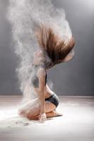 ballerino di farina sporco in posa su uno sfondo di studio foto