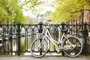 bici sulla strada di amsterdam in città