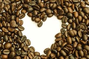 cuore di chicchi di caffè su sfondo bianco foto