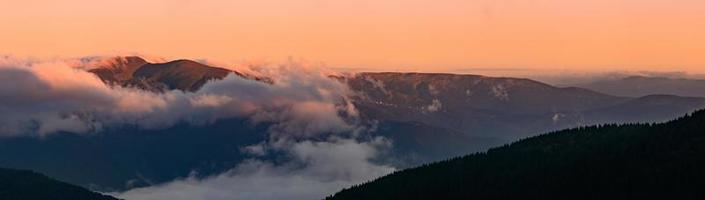 montagna petros nella nebbia mattutina, catena montuosa nuvolosa all'alba, le magiche montagne dell'ucraina. foto