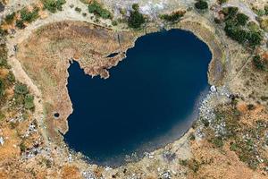 lago nesamovite lago di montagna dei Carpazi ucraini, un lago in autunno. foto