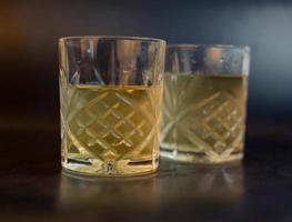 bicchiere d'acqua sul tavolo foto