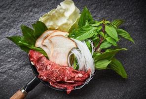 sukiyaki set shabu shabu con carne fetta di manzo noodle funghi e verdure fresche in pentola cibi giapponesi asiatici foto