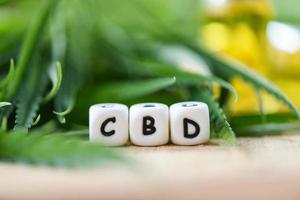 Estratto di olio di cbd da foglie di cannabis foglie di marijuana per canapa medica naturale foto