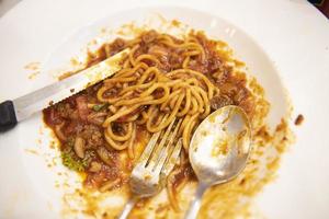 piatto per rifiuti alimentari con spaghetti - piatto dopo aver mangiato cibo, piatti sporchi foto