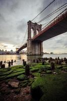 ponte di Brooklyn dopo la pioggia