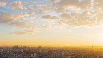 la città di pattaya al mattino con una luce dorata. il sole mattutino della città di pattaya. foto