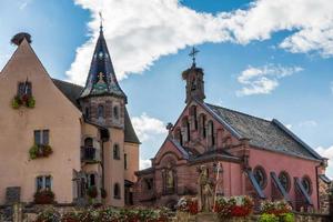 eguisheim, haut-rhin alsazia, francia, 2015. castello e chiesa di st leon a eguisheim foto