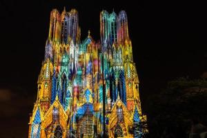 reims, Francia, 2017. spettacolo di luci nella cattedrale foto