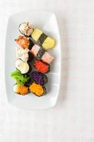 sushi sul piatto bianco