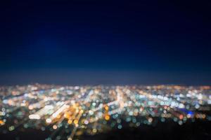 astratto, bellissimo paesaggio bokeh della città di notte, luce bokeh e tramonto della città sfocato foto