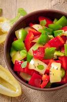 insalata di peperoni colorati dolci con olio d'oliva foto