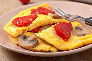 deliziosa frittata con pomodori e funghi per colazione foto