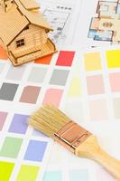 catalogo di campioni di colori di pittura con pennello, disegno e modello di casa foto