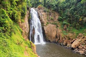 cascata di haew narok, parco nazionale di khao yai, tailandia foto