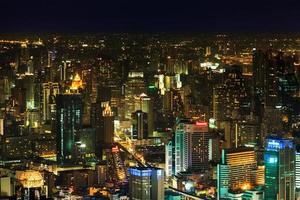 centro e quartiere degli affari di Bangkok di notte foto