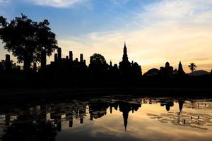 wat maha che al tramonto, parco storico di shukhothai, tailandia foto