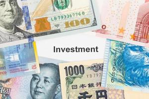 concetto di investimento internazionale di banconote e investimenti foto
