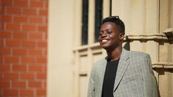 uomo afroamericano che si diverte a camminare nel centro della città - giovane ragazzo felice che si gode il tempo al tramonto all'aperto - stile di vita della generazione millenaria e concetto di atteggiamento positivo delle persone foto