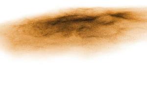 esplosione di sabbia dorata isolata su sfondo bianco. abstract sand cloud.sandy volare onda nell'aria. foto