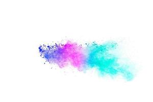 esplosione di particelle multicolori su sfondo bianco. schizzi di polvere colorati. foto