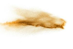 esplosione di polvere arancione astratta su sfondo bianco. congelare il movimento di schizzi di particelle di polvere arancione. foto