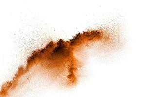 polvere marrone che esplode nuvola. particelle marroni schizzate su sfondo bianco. foto
