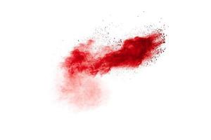 nuvola di esplosione di polvere rossa su sfondo bianco. foto