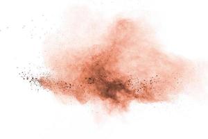 esplosione di polvere marrone su sfondo bianco. foto