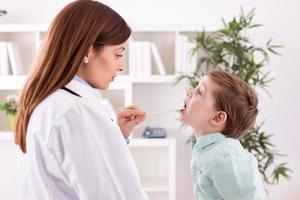 medico esaminando il bambino foto