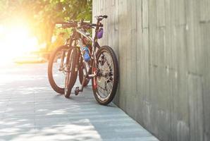 biciclette per viaggi turistici parcheggio in strada di fronte alla spiaggia foto