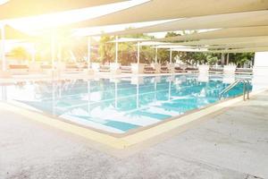 piscina con esterno con telo parasole sentirsi a proprio agio foto