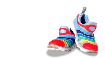 scarpe colorate per bambini su sfondo bianco isolato foto