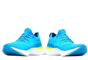scarpe sportive o da corsa blu navy per corridore su sfondo bianco isolato foto