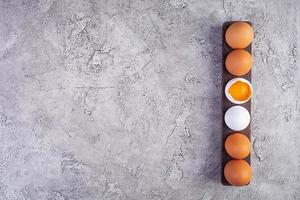 uova di gallina colorate. uova di gallina fresche su fondo di legno. vista dall'alto foto