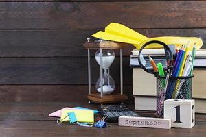 materiale scolastico diverso su fondo in legno. concetto di ritorno a scuola foto