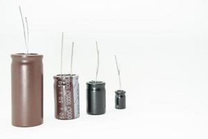 gruppo isolato di condensatore, utilizzato nel dispositivo elettronico. concetto di parti elettroniche. foto